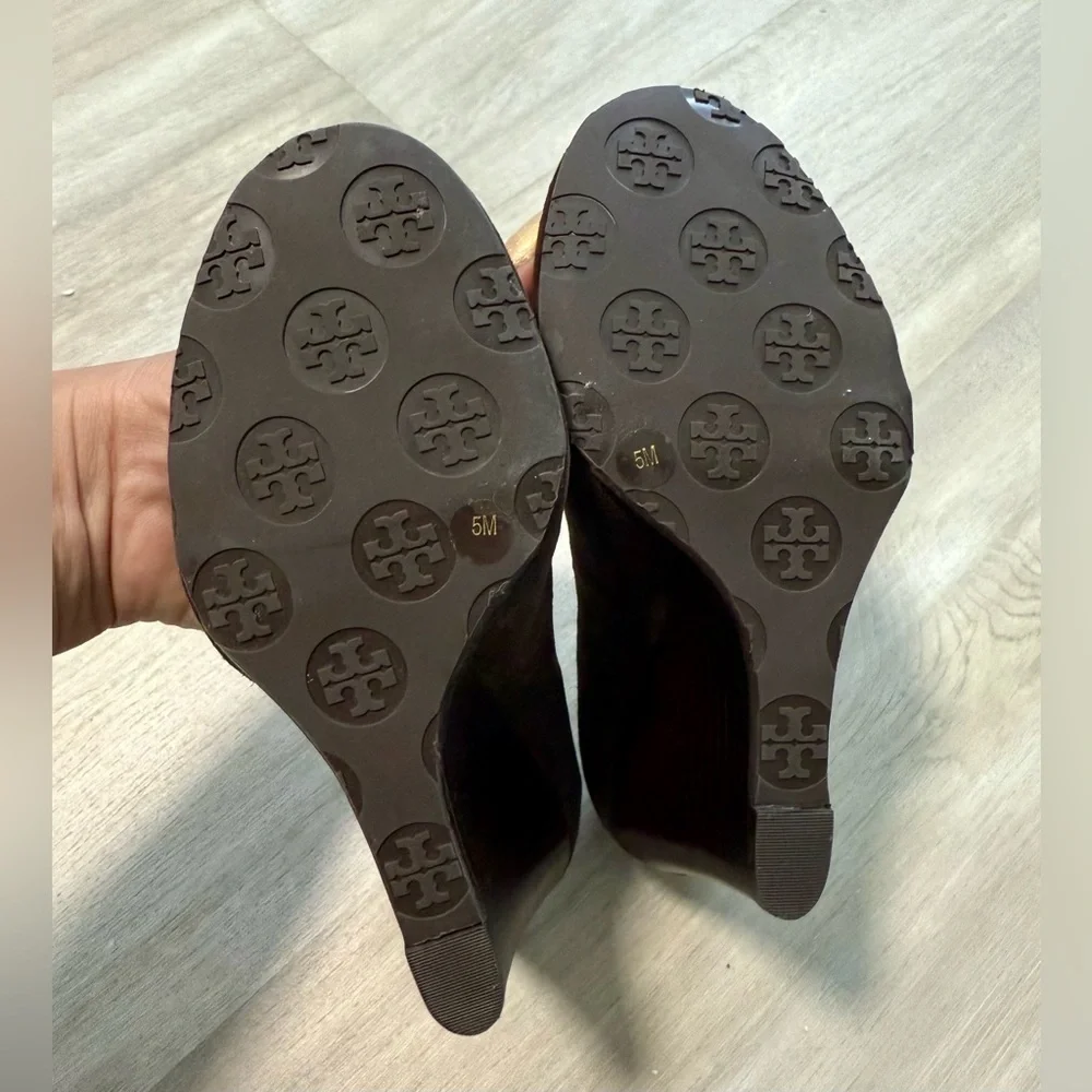 Tory Burch Sophie Brown Suede Wedge Pumps Round Logo  Shoe Size US 5